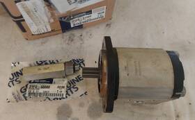 31hs-01500 Hyundai Rebuilt Genuine Auxiliary Hydraulic Gear Pump With Filter