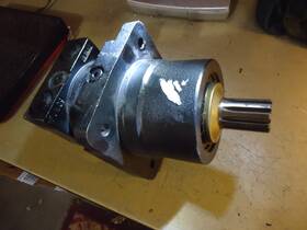 180-0105-005 White Eaton Char-lynn Vis 40 Series Geroler