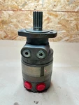 RE013948 Hydraulic Motor 600470A25. Fixed Price $129.99.