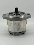 New Oem Danfoss 121.20.098.00 Hydraulic Gear Motor GR2 Bidirect Fixed Displ Snm. Fixed Price $345.99.
